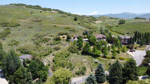 Aerial view of property's location featuring a mountain backdrop