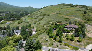 Aerial view of property's location featuring a mountain backdrop