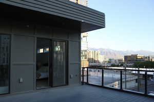 Balcony featuring a mountain view