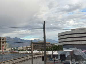 City view featuring a mountainous background