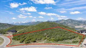 Aerial view of property's location featuring property boundaries highlighted and a mountain backdrop
