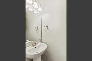 Main floor 1/2 bathroom