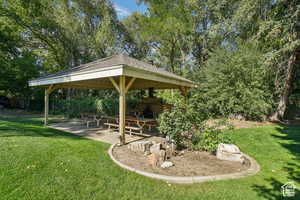 COVERED BARBECUE/PICNIC AREA!