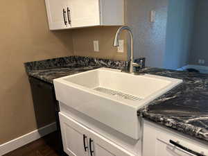 DON'T YOU JUST LOVE THAT APRON FARMHOUSE SINK!