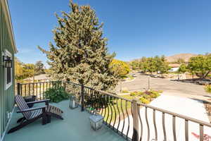 Balcony featuring a mountain view