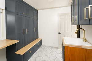 Mudroom featuring a sink and light tile patterned floors
