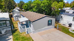 View of front of home featuring roof with shingles and a front yard