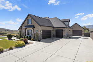 View of front of home featuring a mountain view, stucco siding, driveway, and an attached garage