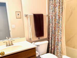 Full bath with vanity and shower / tub combo