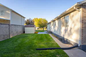 View of yard featuring a storage shed
