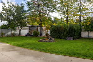 View of yard featuring an outbuilding