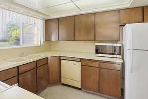 Kitchen & dining area