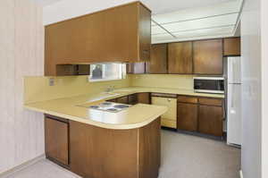 Kitchen & dining area