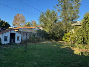 View of yard featuring an outbuilding