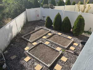 Fenced backhttps://www.utahrealestate.com/lip/photo/listno/2116768#yard with a garden