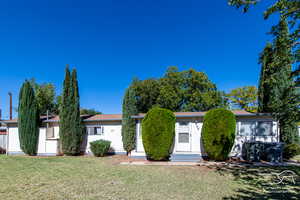 View of front facade featuring a front lawn