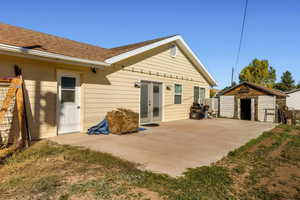 Back of house featuring an outdoor structure