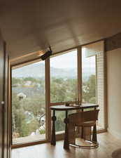 Sunroom / solarium featuring a mountain view