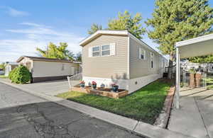 Manufactured / mobile home with a front lawn and crawl space