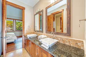 Ensuite bathroom with tasteful backsplash and double vanity