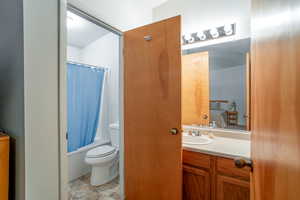 Ensuite bathroom with shower / tub combo and vanity