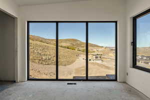 Entryway featuring a mountain view