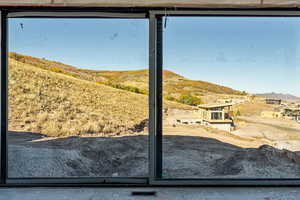 Entryway featuring a mountain view
