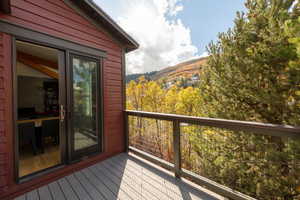 156 Sandridge deck between houses