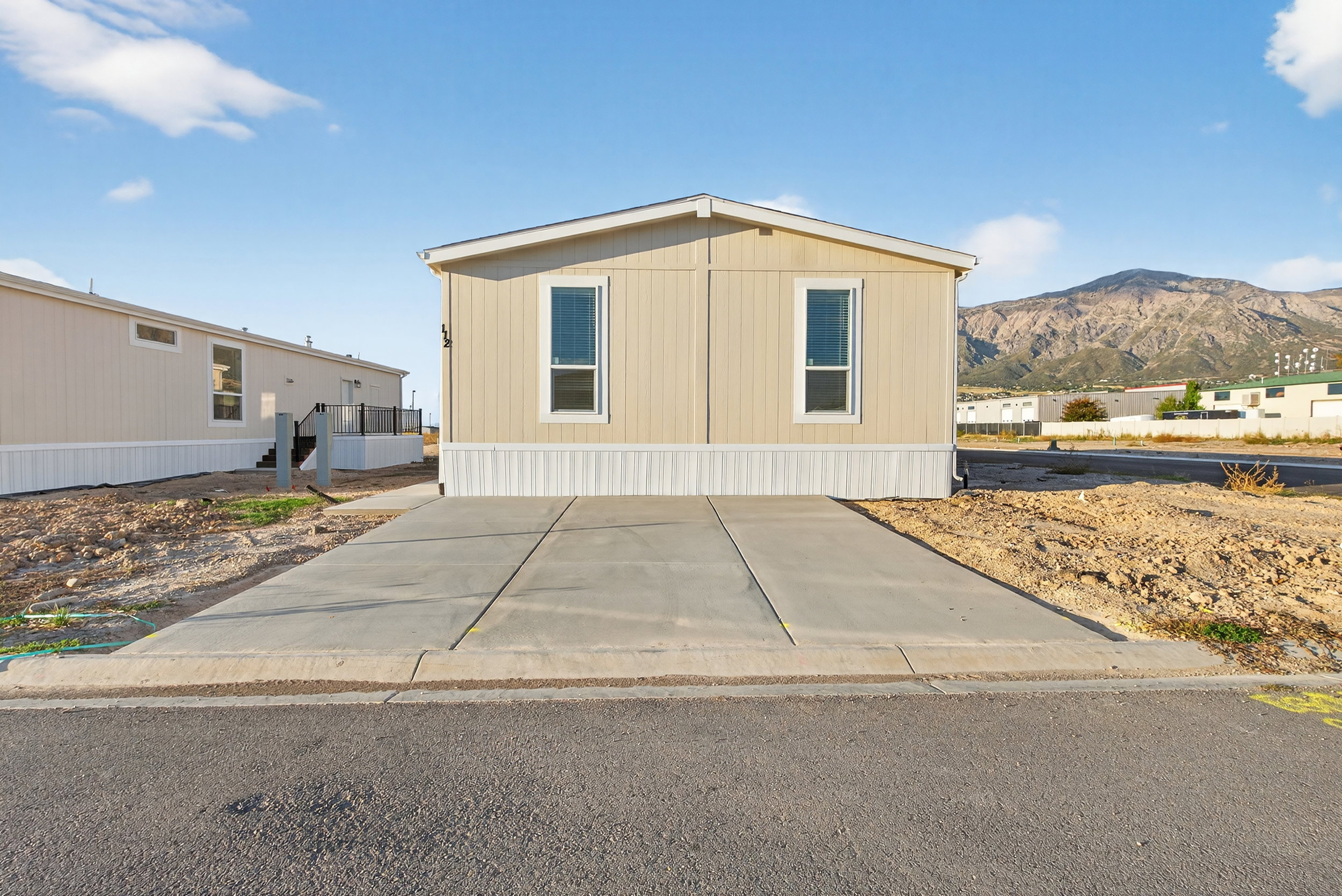 Manufactured / mobile home featuring a mountain view