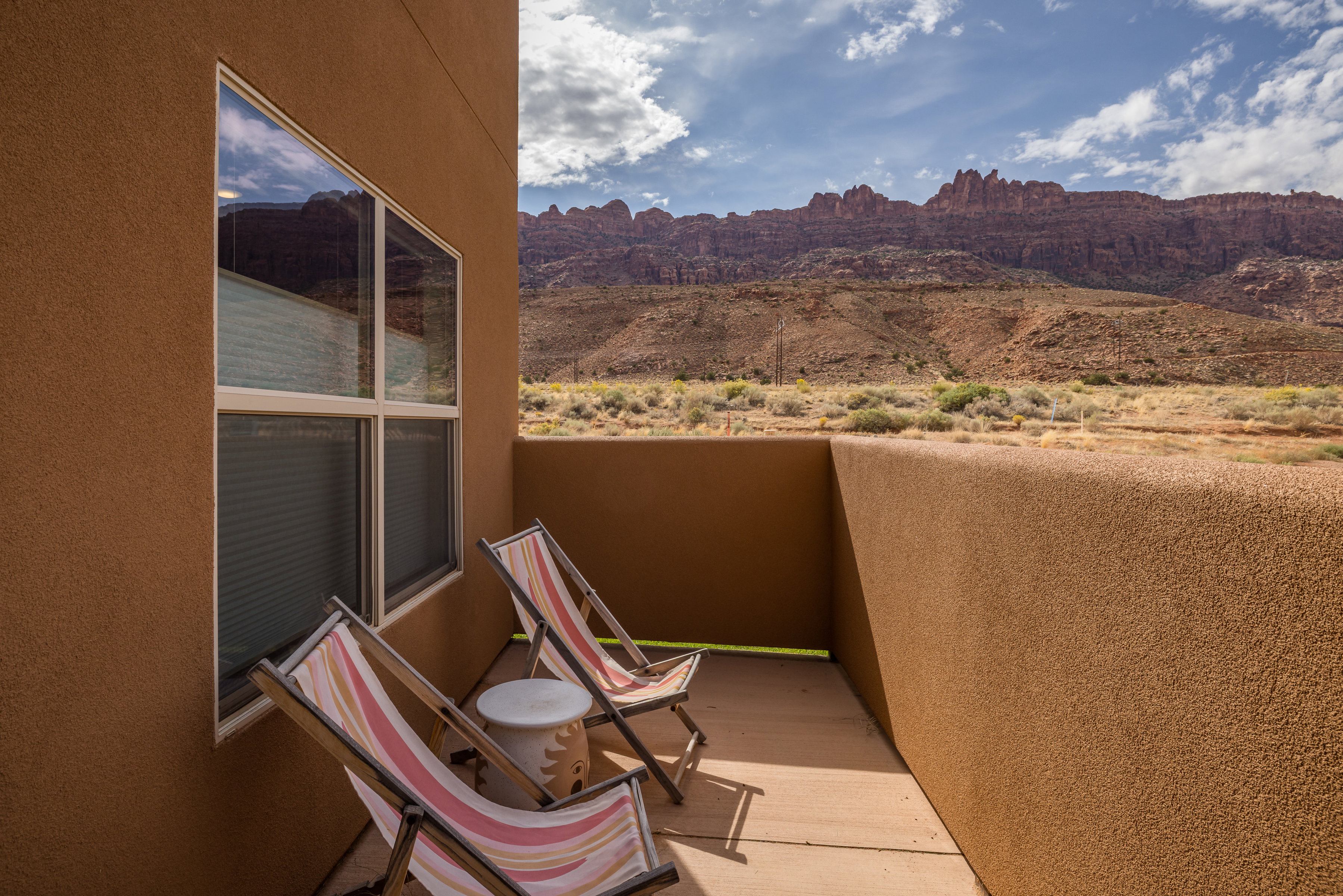 Balcony featuring a mountain view