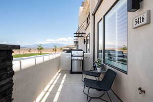 Balcony with a mountain view and area for grilling