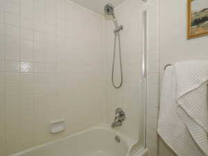 Bathroom with tiled shower / tub combo