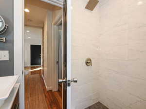 3/4 bathroom with a tiled shower