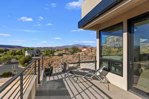 Balcony featuring a mountain view