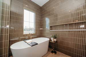 Freestanding soaker tub