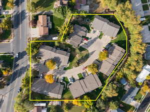 Aerial view of residential area featuring property parcel outlined