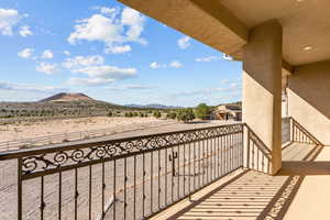 Balcony featuring a mountain view