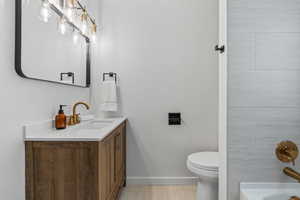 Full bath with vanity and washtub / shower combination