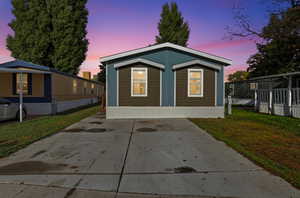 Manufactured / mobile home featuring a front yard