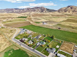 Aerial view of property's location with rural landscape and mountains