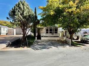 Manufactured / mobile home featuring concrete driveway