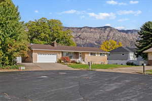 Rambler/Ranch-style home located in a cul de sac featuring a mountain view