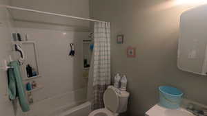 Full bath with shower / tub combo with curtain and vanity