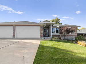 Ranch-style home with two car garage. The units are seperated by the garages...less noise that way!