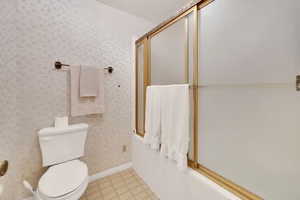 Full bathroom with enclosed tub / shower combo.