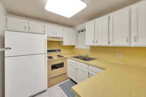 Darling basement Apartment Kitchen!