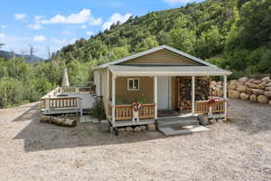 Welcome to your Mountain Cabin Hideaway!