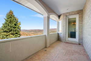 Balcony featuring a mountain view