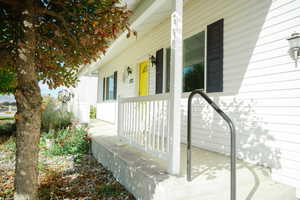 Doorway to property with a large front porch