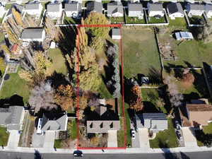 Aerial view of residential area featuring property parcel outlined